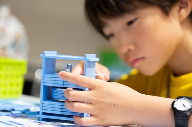 NSK開催の子ども向けワークショップ ものづくりを楽しみながら、回転と「不思議な力」を学ぼう