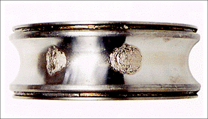 Fig.1　Appearance of flaking on a bearing inner ring1)