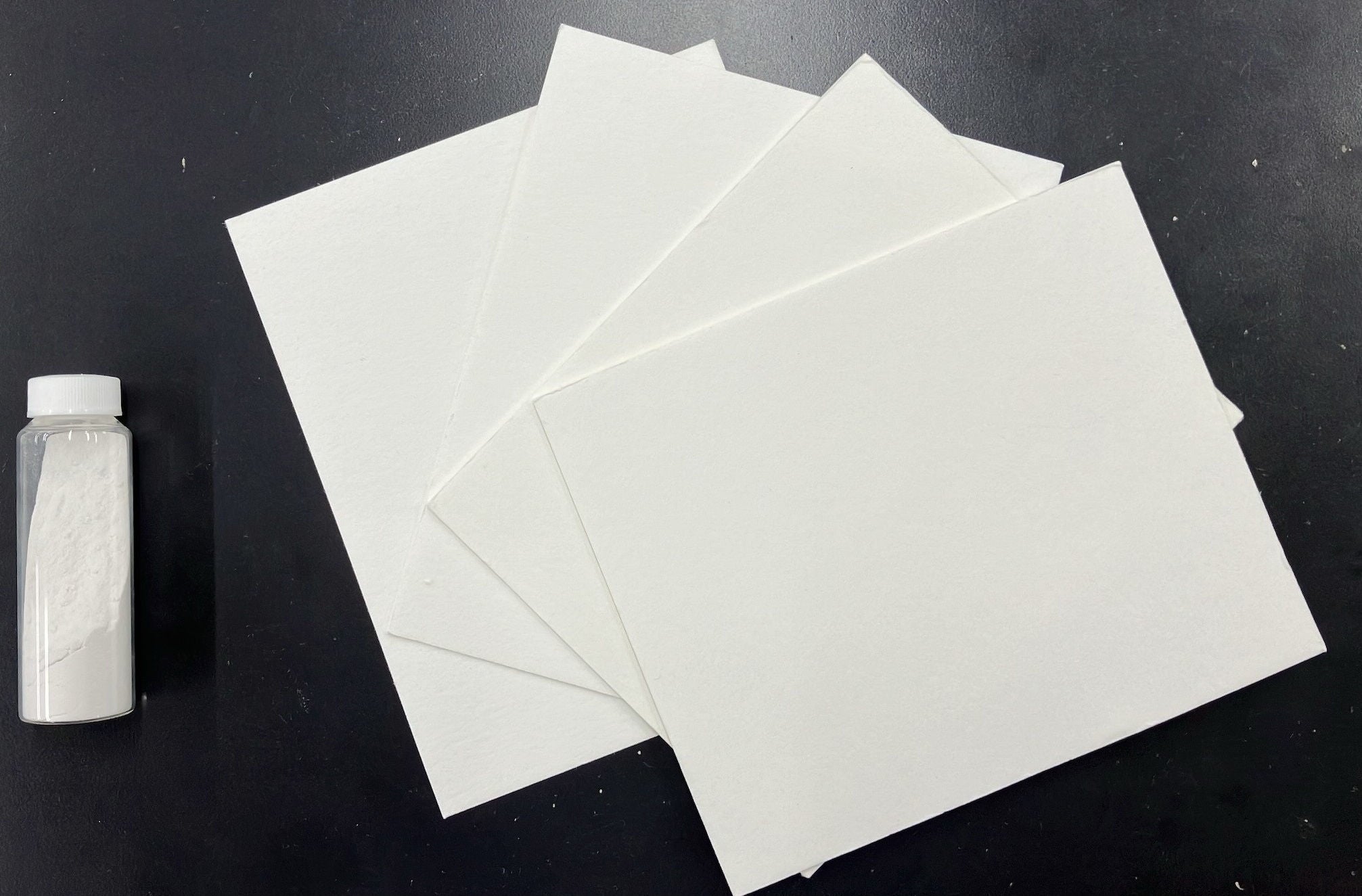 今回量産開発が完了した食用油劣化抑制フィルター（写真：右）、同フィルター内に付着させた添加剤（写真：左）