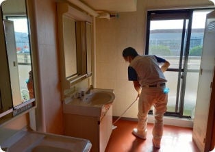 大津工場敷地内にある独身寮の清掃をしています