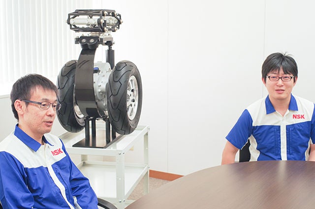 パワートレイン技術開発部の疋田真史(写真左)と森田竜峰(写真右)