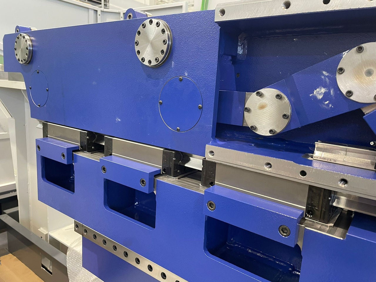 CON_IMSA-Machine_LG-BS-NSK.jpg NSK RA series roller guides, together with NSK ball screws