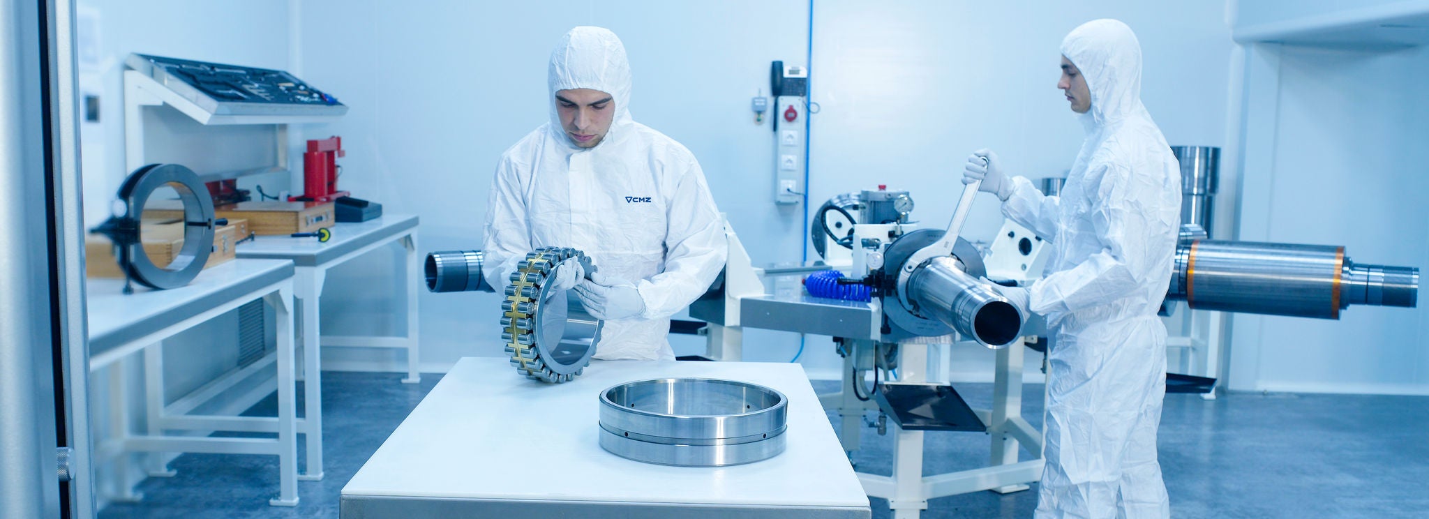 NSK double-row cylindrical roller bearings, spindles of CMZ lathes, NSK double-row cylindrical roller bearings, spindles of CMZ lath 1) NSK çift sıralı silindirik makaralı rulmanlar, temiz oda koşullarında CMZ torna tezgahlarının millerine montaj için hazırlanıyor.