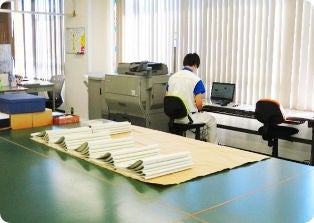 印刷物を製本中