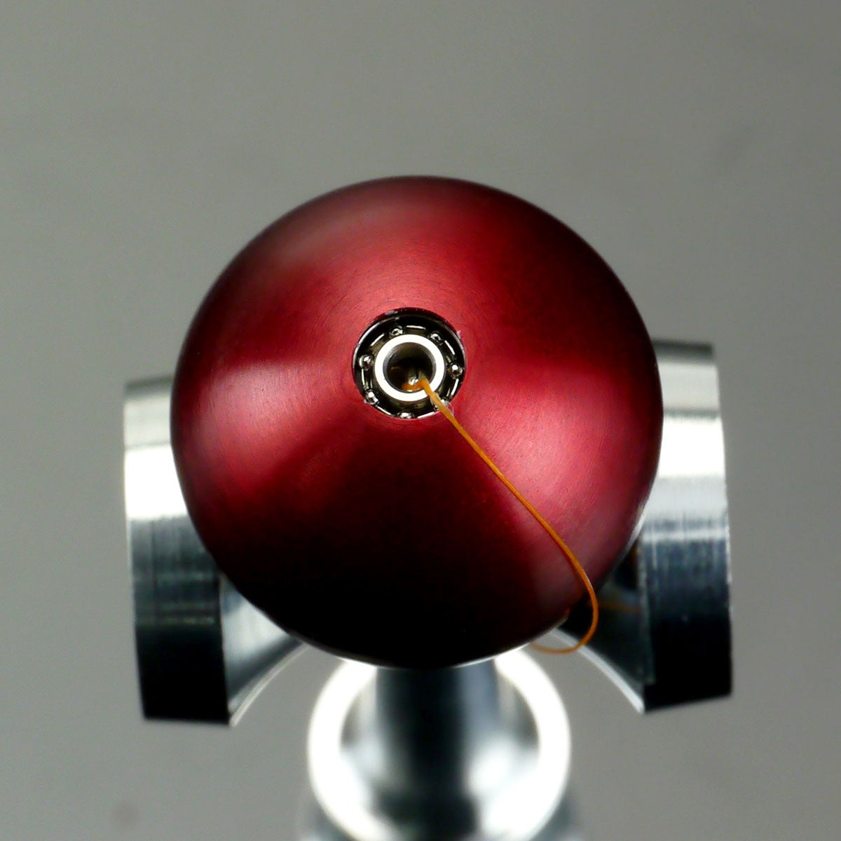 写真中央:本製品(玉部分)に搭載されたISC製の精密ベアリング(外径3.0mm)