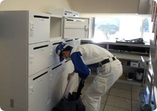 荷物の確認、受け取りの様子