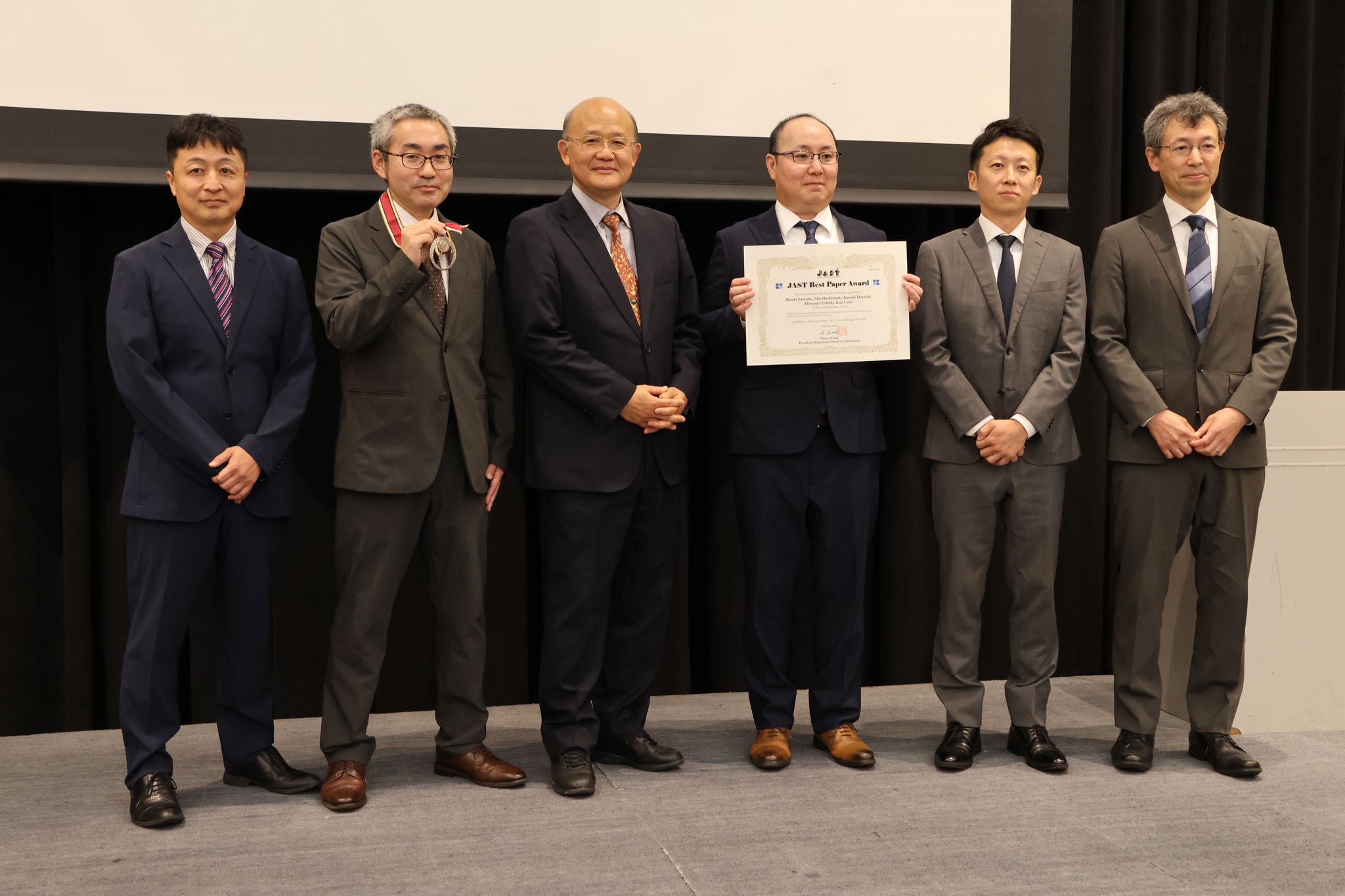 5月26日に開催された表彰式にて（写真提供：株式会社 潤滑通信社様）