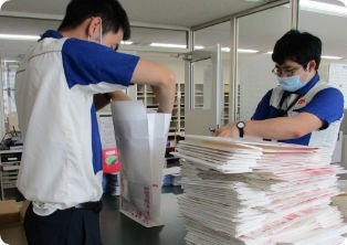 記念品発送前の梱包作業の様子