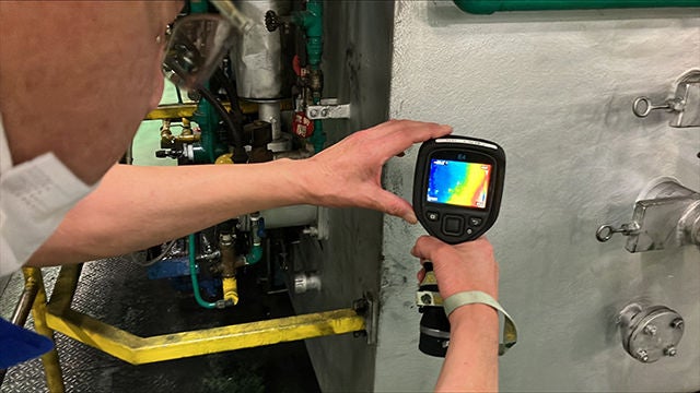 熱処理炉の表面温度を測定（榛名工場）