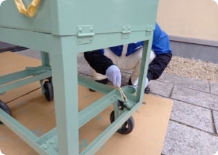 一度、古い塗装をはがし、洗浄して再塗装します