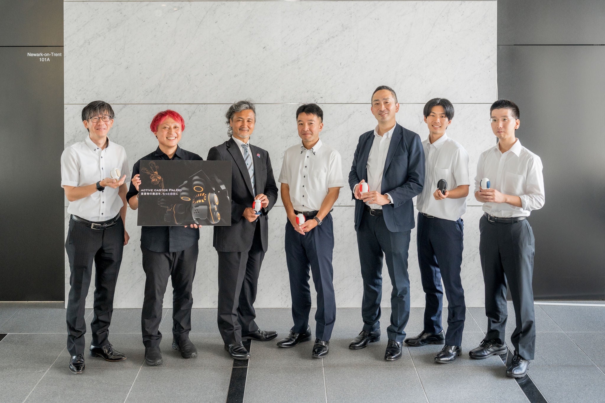 主な参加者(左から):人機一体 野村 方哉、znug design 根津 孝太 氏、人機一体 金岡博士、NSK尾崎 学士、近藤 大介、難波 竜三郎、山田 洋 / 2025年7月、日本精工株式会社グローバルトレーニングセンター(神奈川県藤沢市)にて