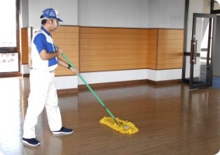 トレーニングルームのモップがけ