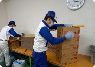 現場作業エリアでの箱組立て作業