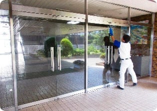 正面玄関のガラスふきの様子