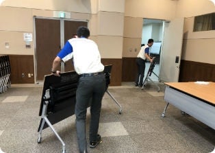 机を移動している様子