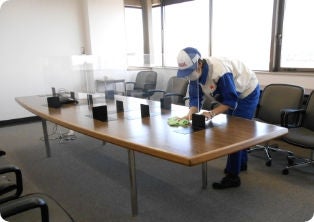 会議室のテーブル拭き
