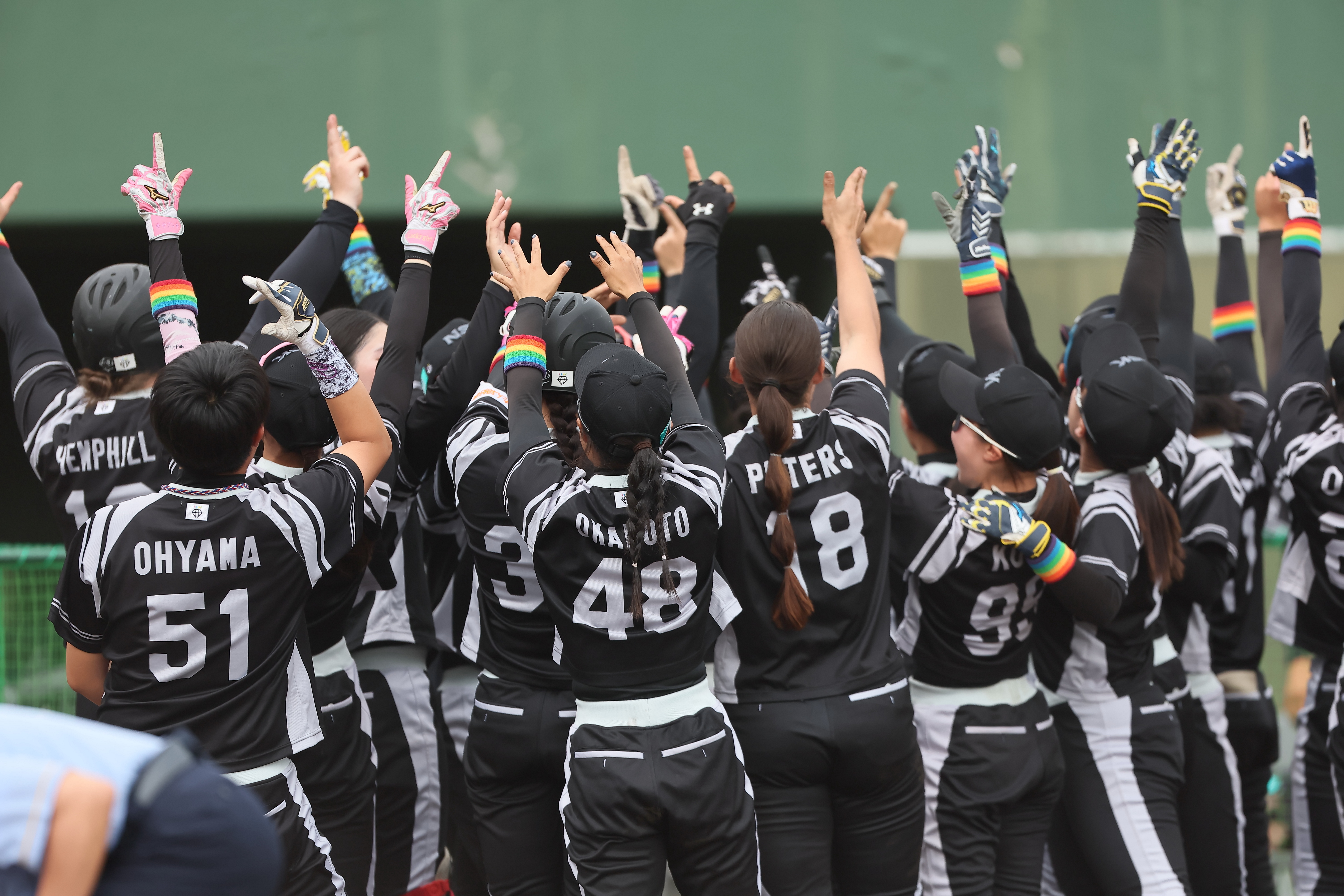 ALLYグッズを着用する「ブレイブベアリーズ」