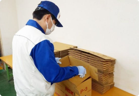 出荷箱の組み立て作業