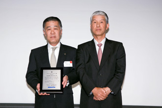 NSK President and CEO Norio Otsuka received the award