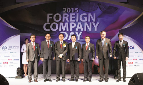 Mr. Seong-Il Jo accepting the award (second from the right)