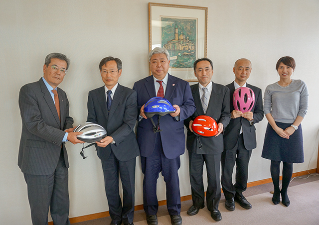 Presenting the helmets to principals in Shinagawa