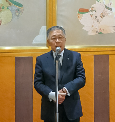 Chairman Otsuka delivers a speech to the students.