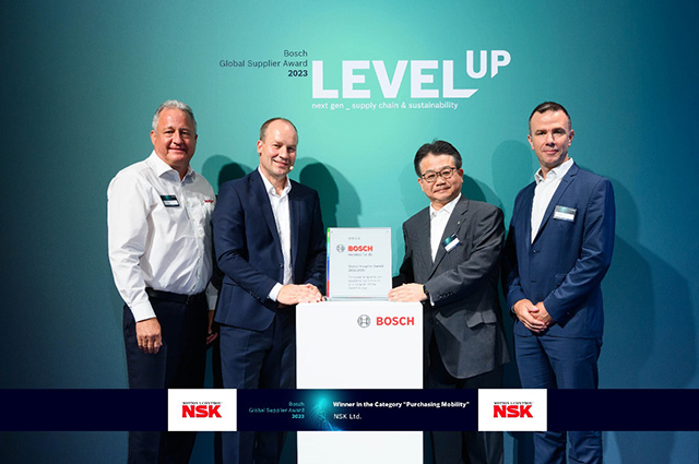 
Michio Ozaki (center right), NSK Senior Vice President, Deputy Head of Automotive Business Division accepting the award from Dr. Arne Flemming (center left), Bosch Head of Supply Chain Management
