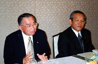 記者会見会場にて(左：関谷　哲夫 / 右：朝香　聖一)