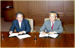 
合意書に署名するNSK朝香社長(右)と NTN 鈴木社長(左)
