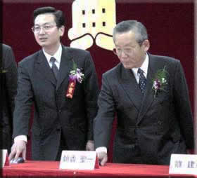 開所スイッチを入れる張国華昆山市長(写真左)と朝香聖一NSK社長(写真右)