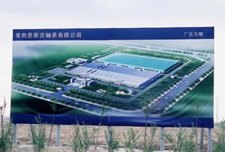 建設予定地に立つ竣工予想図