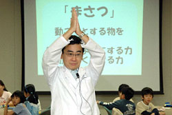 
実演を交えた「まさつ」の講義
