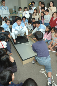 
藤沢工場での子ども科学教室
