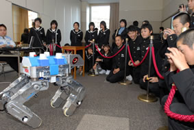 
ヒューマンアシスト・四脚車輪型ロボットを見学する中学生
