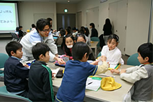 
まさつの不思議な力を体験する小学生
