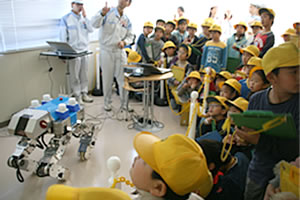 
ヒューマンアシスト・四脚車輪型ロボットを見学する小学生
