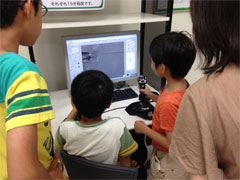 マニピュレーションシステムを体験する子供たち