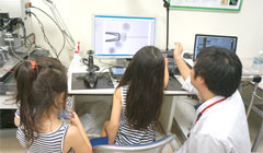 マニピュレーションシステムを操作する様子