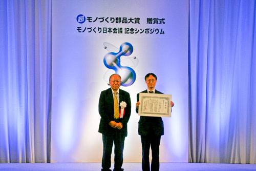 (写真右)執行役 技術開発本部 未来技術開発センター所長 伊藤裕之