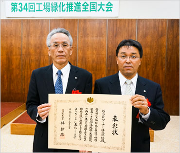NSKワーナー(株) 代表取締役社長 桑城 栄、経営企画本部 経営管理部 総務人事グループ マネジャー 夏目 幸彦