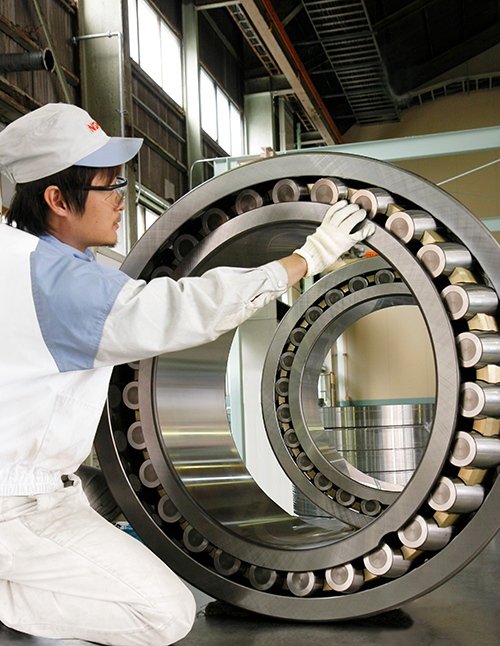 藤沢工場内での大形軸受の製造の様子