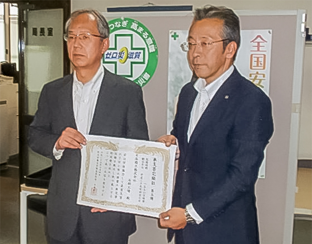厚生労働省 大山滋賀労働局長(左)と高山石部工場長(右)
