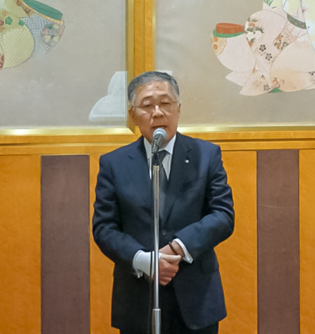 挨拶をする大塚理事長