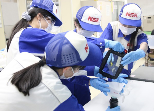 2021年度リコチャレ実施時に、組立キットのプロトタイプを作成するNSK社員