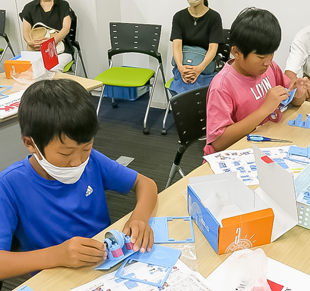 ベアリングのキットを組み立てる子どもたち