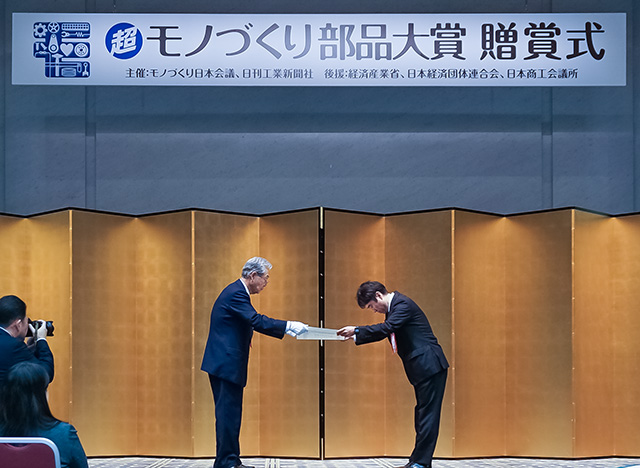 贈賞式の様子