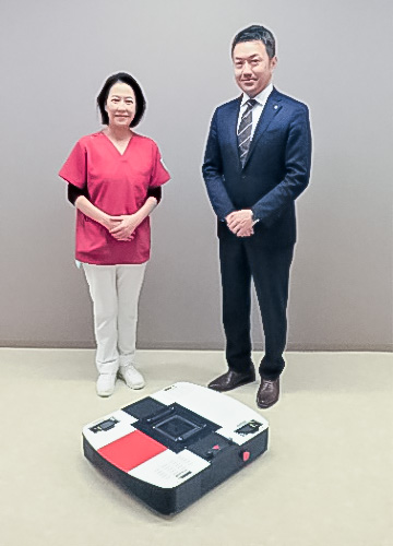 
今回実用化した搬送アシストロボットと湘南鎌倉総合病院 駒谷師長(写真左)、NSK事業企画本部 杉浦副主務(写真右)
