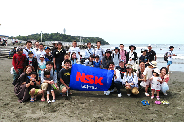 神奈川県江ノ島片瀬西浜での海岸清掃活動